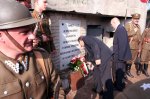 Foto: złożono kwiaty pod schronem - pomnikiem za tych co walczyli w 1939r.