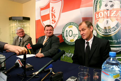 od lewej: Stanisław Kaseja - Prezes ŁKS Browar Łomża, Andrzej Rutkowski - Prezes Browar Łomża i Czesław Jakołcewicz - trener