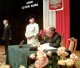 Prezydent Lech Kaczyński wpisuje się do księgi pamiątkowej Gminy Czyżew Osada
