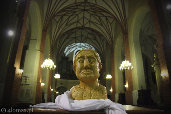 Kościół i jego budowniczy. Popiersie ks. Jana Wojsławskiego w nawie głównej Katedry