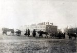 Parada Szkoły Podchorążych na tle koszar w Zambrowie (fot. z 1937r)
