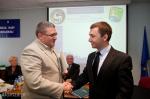 Foto: Przewodniczący Rady Miasta Maciej Borysewicz wręcza wyróżnienie Mateuszowi Niebrzydowskiemu