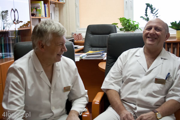 Laryngolodzy: Piotr Pierczyński i dr Marek Pyd, ordynator oddziału laryngologii (Szpital Wojewódzki Łomża)