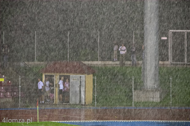 20.07.2011 Łomża, deszcz na stadionie .. i tak przez prawie całe wakacje.