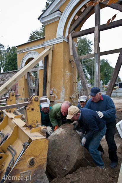 19.10.2011 Łomża, ratowanie zabytkowej bramy cmentarza.