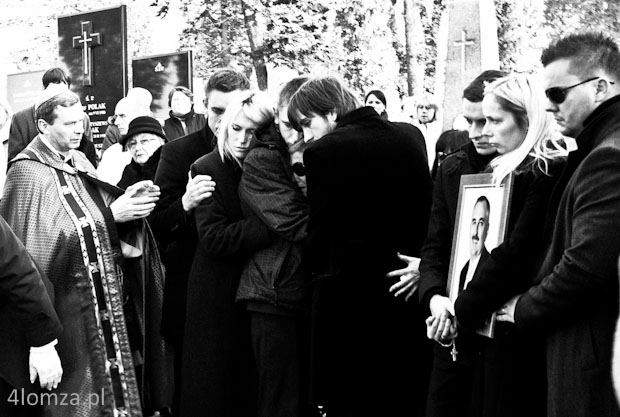 22.10.2011 Łomża, pogrzeb zamordowanego byłego wiceprezydenta Krzysztofa Choińskiego n/z rodzina zamordowanego. Ta tragedia wstrząsnęła miastem.