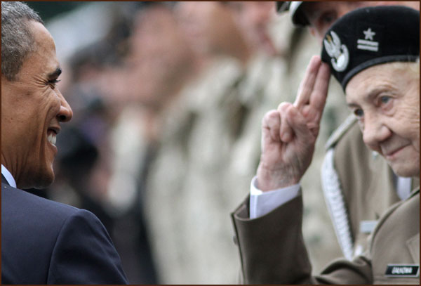 Paweł Supernak (PAP)
Prezydent USA Barack Obama wita się ze zgromadzonymi na Placu Piłsudskiego kombatantami i żołnierzami po złożeniu wieńca przed Grobem Nieznanego Żołnierza podczas wizyty w Warszawie.
Warszawa (Polska), 27 maja 2011 r.