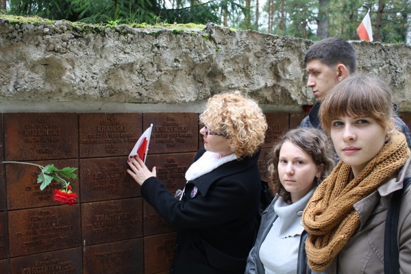 E. Wiśniewska, A Mertens, J. Karwowska i P. Figiel przy tabliczkach upamiętniających ofiary Zbrodni Katyńskiej