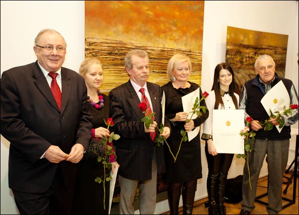Prezydent Mieczysław Czerniawski z laureatami: Anna Bureś, Antoni Mieczkowski, Beata Antoniuk (odebrała nagrodę w imieniu męża Jarosława), Julita \