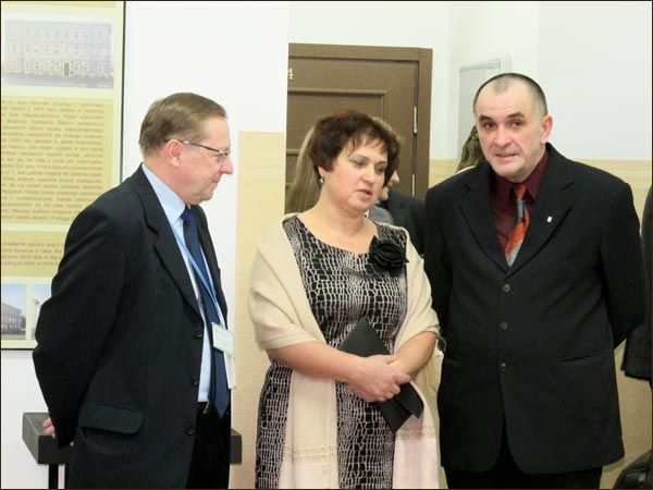 od lewej: Jerzy Jastrzębski - dyrektor muzeum; Lidia Jadwiga Radziwanowicz-dyrektor liceum; Cezary Radosław Gwizdon-kierownik d.s. programowych w liceum