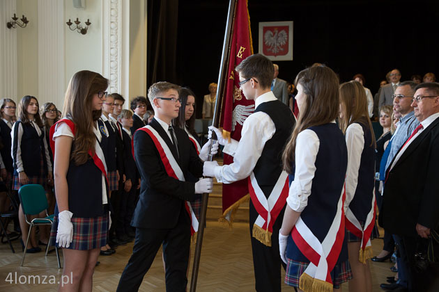 Uczniowie III kl. PG nr 6 w Łomży przekazują sztandar młodszym kolegom
