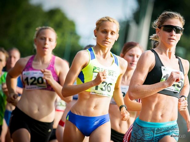 Justyna Korytkowska (w środku) podczas biegu na 1500m