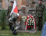 Foto: Warta honorowa Związku Piłsudczyków ze Szczuczyna przy gróbie symbolicznym mjr. Jana Tabortowskiego ps. 