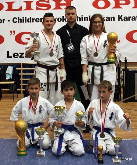 Karatecy Łomży z wywalczonymi trofeami „Galizia Cup” wraz z opiekunem Markiem Czechem
