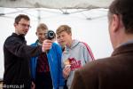 Foto: Jan Czarnota demonstruje kamerę termowizyjną, co sprawdza Błażej Sokołowski z PG 9 (pierwszy od prawej)