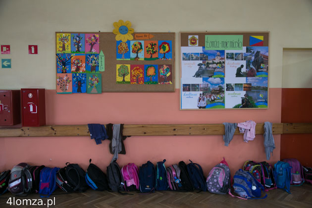 Tornistry szkolne przed klasą
