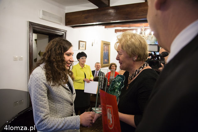 Karolina Karwowska przyjmuje statuetkę z rąk Elżbiety Parzych