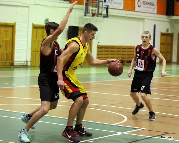 Krystian Tyszka (z piłką) to czołowa postać zarówno drużyny III-ligowej Dziewiątki jak i juniorów Olimpijczyka
