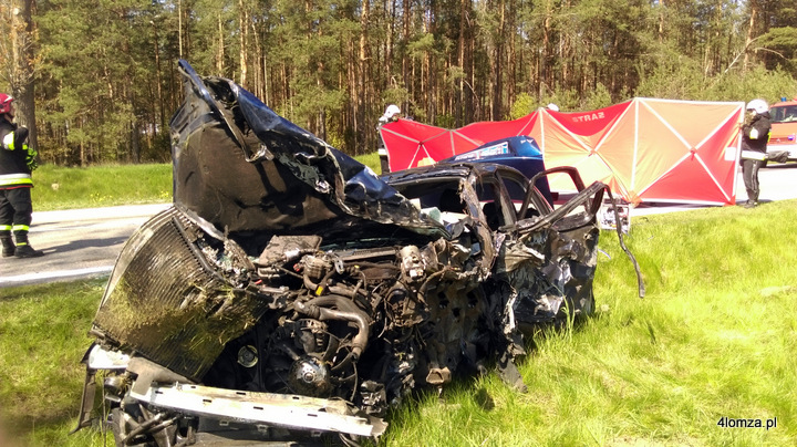 Audi roztrzaskane po zderzeniu z Tirem pod Karwowem na 61. (fot. KWP Białystok)