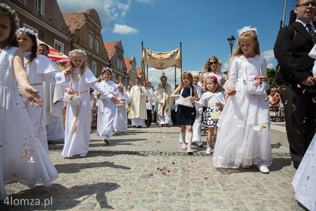 Jednym z najbardziej charakterystycznych elementów procesji Bożego Ciała są dziewczynki sypiące kwiaty przed kapłanem niosącym Najświętszy Sakrament. (fot. 2014r.)