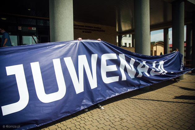 Zawieszanie banera na budynku uczelni