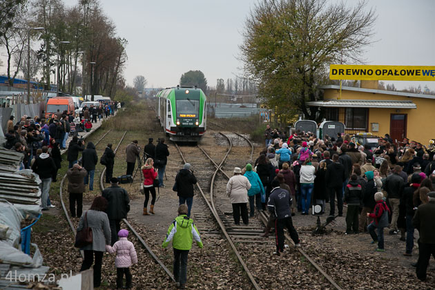 Październik 2013 roku. Szynobus wjeżdża na stację w Łomży. Specjalny przejazd pociągu na nieczynnej trasie Łapy-Łomża zorganizowano w 120. rocznicę utworzenia „Kolei nadnarwiańskiej”.