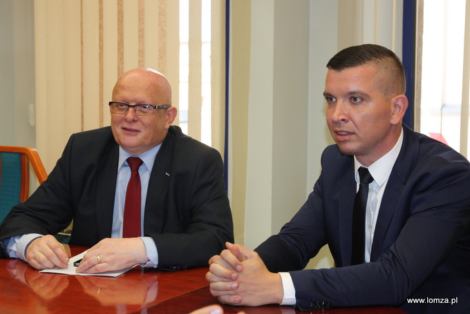 Nowy zarząd MPWiK: Zbigniew Sasinowski (z lewej) i Mariusz Konopka (z prawej) (fot. UM Łomża)