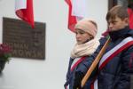 Foto: Dzieci z flaga biało-czerwoną pod tablica upamiętniająca Romana Dmowskiego