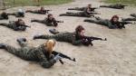 Foto: Uczniowie klas mundurowych ALO strzelają i opat...
