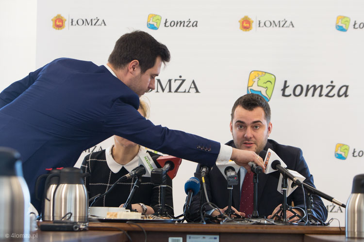 Grzegorz Zawada, asystent i Mariusz Chrzanowski, prezydent Łomży