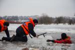 Foto: Jak uratować człowieka tonącego w rzece pokryte...