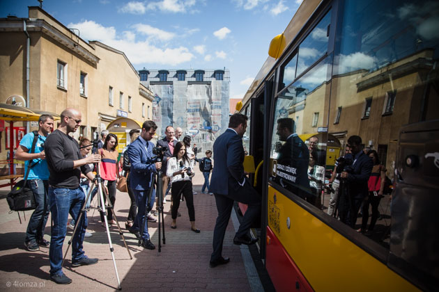 Prezydent z licznym gonem dziennikarzy wsiada do autobusu MPK