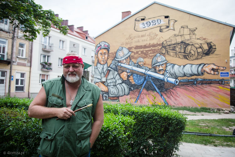 Rafał Roskowiński przed muralem na ul. Rządowej w Łomzy