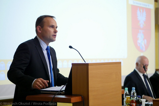 Piotr Kłys wójt gminy Łomża prosił o zwiększenie środków na drogi wojewódzkie do Łomży także imieniu samorządowców z Nowogrodu i Śniadowa.