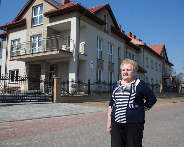 Teresa Steckiewicz przed budynkiem Hospicjum od strony dobudówki