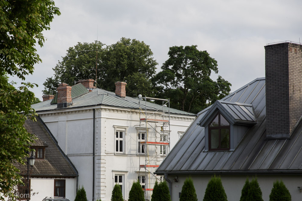 Po prawej: budynek przyszłego Muzeum Przyrody, a po lewej: Muzeum Dmowskiego i Rodziny Lutosławskich.