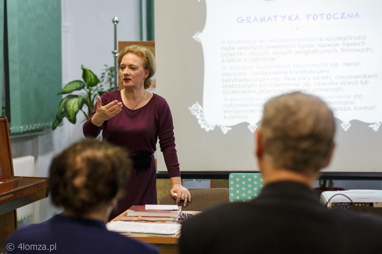 Dr Małgorzata Frąckiewicz podczas wykładu Towarzystwa Uniwersytetów Ludowych