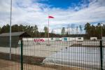 Foto: Biało-czerwona flaga i kontenerowe obozowisko w...