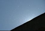 Foto: krążące nad dachami nici babiego lata
