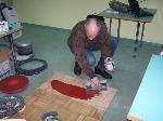 Foto: Szkoleniowiec firmy BONA pan Tadeusz Leszkowicz w akcji - bejcowanie podłogi