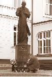 Foto: Pomnik Papieża przed Wyższym Seminarium Duchownym w Łomży.