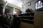 Foto: strajkujący przed telewizorem, słuchają rozmowy z wojewodą