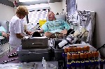 Foto: 28 mieszkańców Łomży oddało krew w ambulansie n...