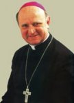 Foto: Bp Stefanek prosi o modlitwę za ofiary katastrofy.