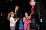 Prezydent Łomży wręcza klucze Julce i Agacie z Rudy Śląskiej