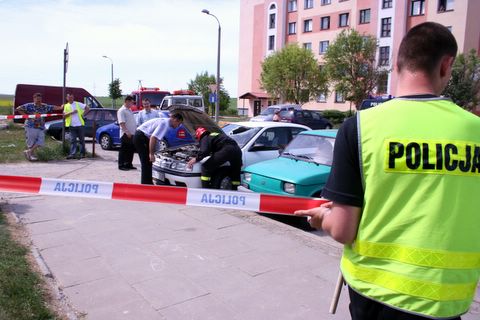 policja zabezpiecza teren