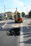 Foto: Dziura w jezdni bezpośrednio po zarwaniu się asfaltu 1.07.2006 godz. 16.45<br />
fot. M.B. Sroczyński