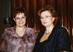 Foto: Charytatywny Bal Aptekarzy, Łomża 21 lutego 2004 <br />
Anna Dąbrowska i minister Skarbu Aldona Kamela Sowińska<br />
( fot. Adam Babiel)