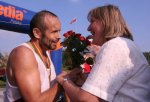 Foto: Andrzej Grzybała przyjmuje gratulacje od żony