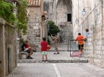 Foto: Dzieci bawiące się przy murach starego miasta.